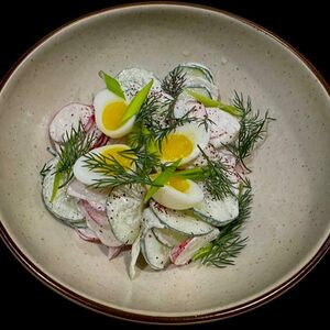 Огурцы, редис, перепелиные яйца, зелень, сметанная заправка