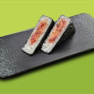 Онигири с тунцом