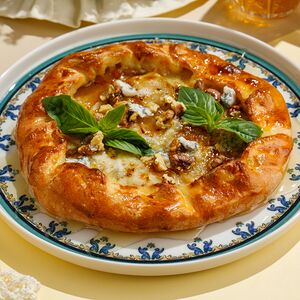 Хачапури с грушей, горгонзолой и грецким орехом