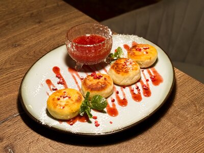 Сырники с соусом из сезонных ягод