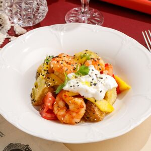 Салат с креветками, хрустящими баклажанами и фермерским сыром