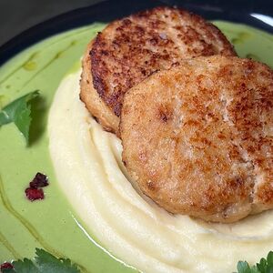 Котлетки из индейки с пюре и зеленым соусом