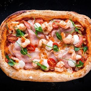 Мини-пицца с креветкой и беконом
