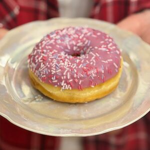 Донат с ягодной начинкой 