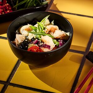 Овощной салат с креветками и вакаме