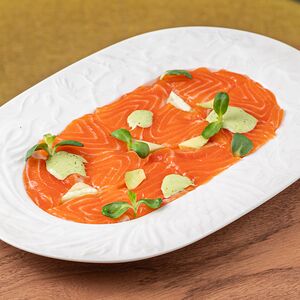 Лосось шеф-посола с огурцом и авокадо