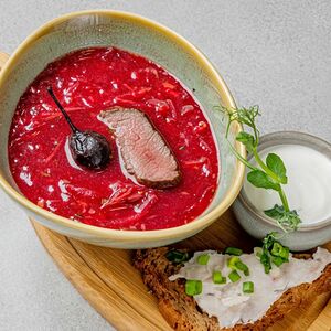 Домашний борщ с копчёной грушей, говядиной, хлебом и салом