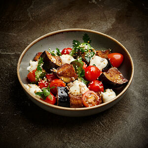 Салат с баклажанами, томатами черри и сливочным сыром