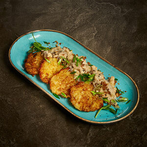 Драники с куриным филе и грибным жюльеном