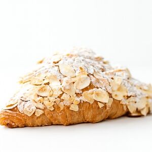 Круассан с миндалем