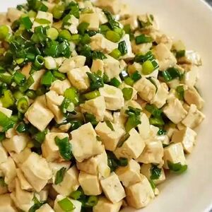 Тофу с зеленым лукам