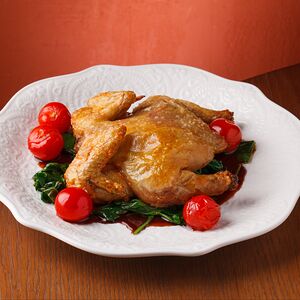 Запеченный цыпленок со шпинатом и томатами черри