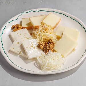 Ассорти из домашних сыров