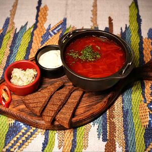 Борщ с гренками и салом