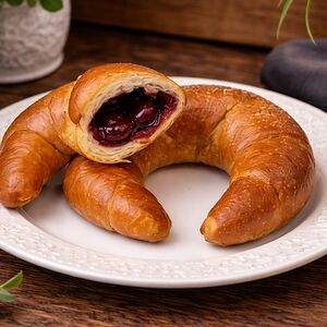 Булочка с вишней