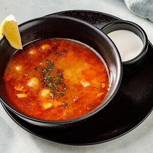 Мясная солянка с копченостями и сметаной