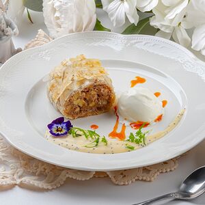 Слоёный яблочный штрудель с изюмом и пломбирным кремом 