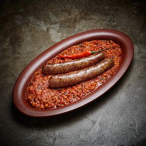 Чечевица с овощами и пряными колбасками из оленины