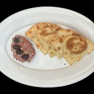 Тартар из говядины с еловым айоли и вареньем из шишек