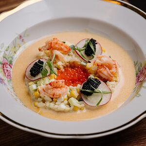 Раковые шейки с икрой и соусом биск