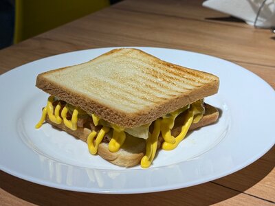 Сэндвич с курицей и помидором 