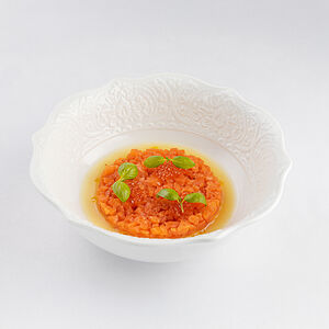 Тартар из лосося с манго и соусом мисо-юдзу