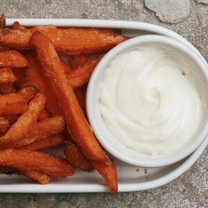 Батат фри с копченым сырным соусом 