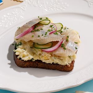 Бутерброд с селедкой 