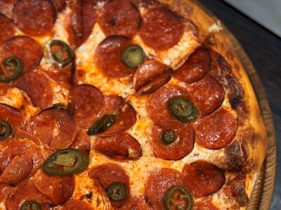 Пицца пеперони с перцем халапеньо L