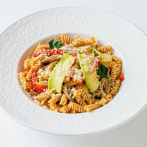 Паста из однозерновой муки с вешенками и овощами