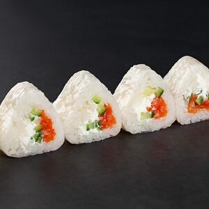Ролл в рисовой бумаге с лососем и огурцом