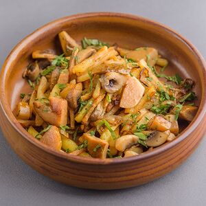 Картофель жареный с лисичками, белыми грибами и луком