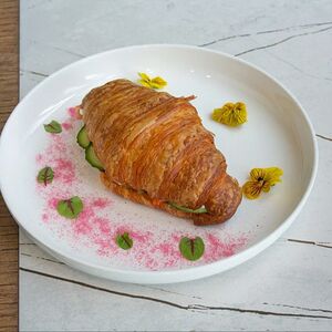 Круассан с форелью