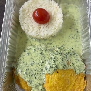 Куриные котлетки из рубленого филе под сливочно-шпинатным соусом с Рисом 