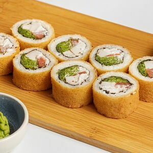 Жареный ролл Цезарь с курицей 
