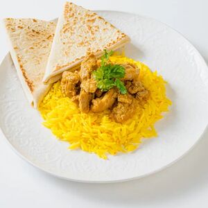 Курица карри с рисом и тортильей