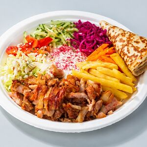 Большая шаверма на тарелке с курицей