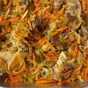 Курица с овощами жареная 