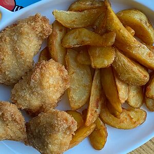 Куринные наггетсы с картофельными дольками