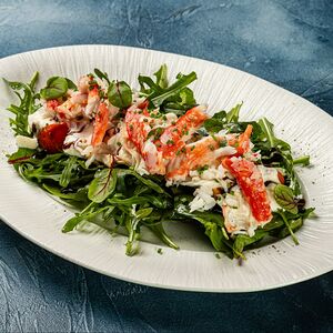 Салат с камчатским крабом и сыром страчателла