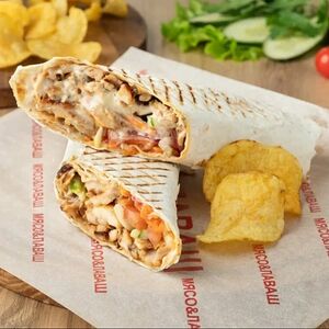 Шаурма Цезарь-ролл с чипсами начос 