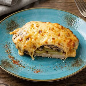 Куриное филе, запечённое с грибами, картофелем и сыром