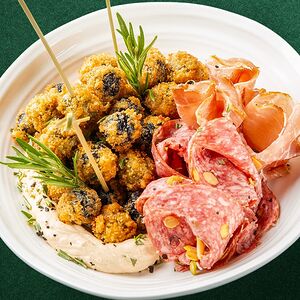 Оливки фри с пармой и сырным муссом