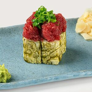 Роллы с тунцом, икрой тарако и перепелиным желтком