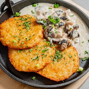 Драники с цыплёнком и грибами в сливочном соусе