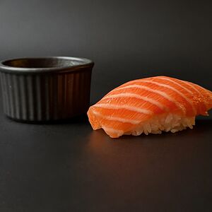 Суши с лососем