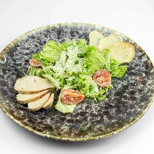 Салат Цезарь с курицей