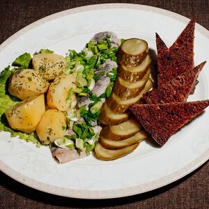 Филе атлантической сельди с картофелем, огурчиков и бородинскими гренками