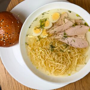Лапша с индейкой и перепелиным яйцом