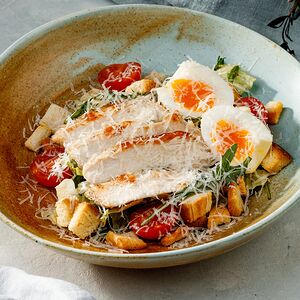 Салат Цезарь с куриной грудкой
